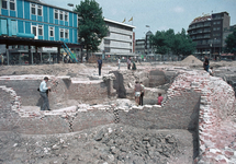 830305 Afbeelding van belangstellenden bij de opgravingen van het vroegere kasteel Vredenburg op het Vredenburg te Utrecht.